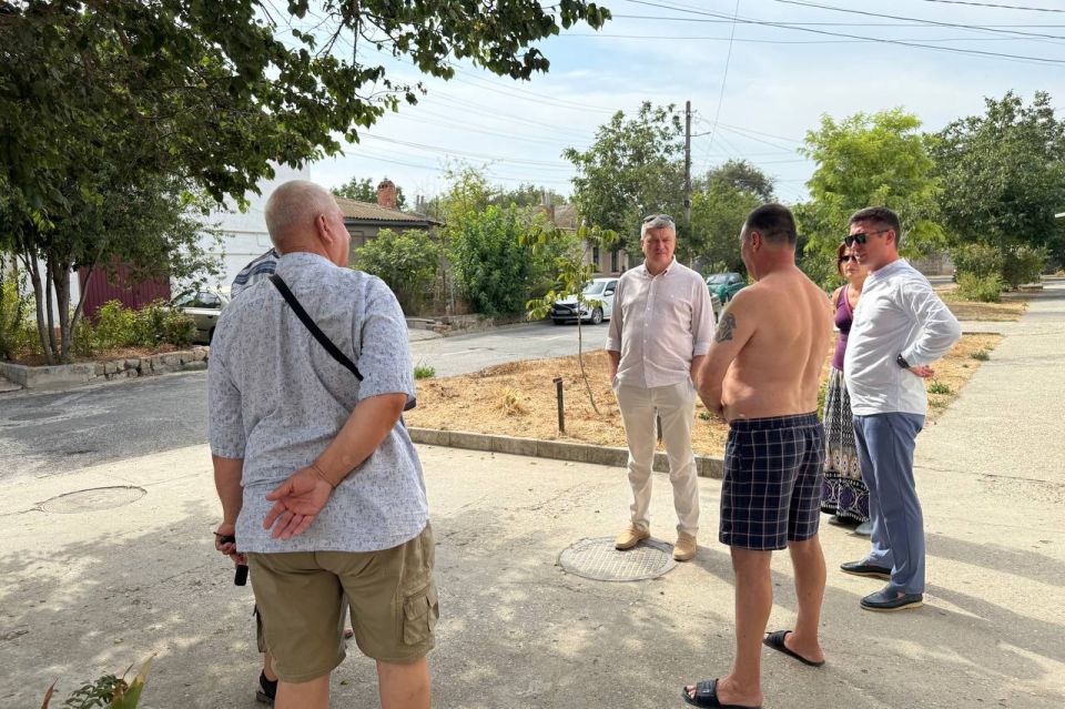 Александр Юрьев: Сегодня во время обхода города вместе с моим первым заместителем Антоном Новиковым проверили качество уборки в переулке Новом, на улицах Крымская, Русская, Интернациональная, Л. Толстого, Токарева, Башенная... Александр Юрьев: Сегодня во время обхода города вместе с моим первым заместителем Антоном Новиковым проверили качество уборки в переулке Новом, на улицах Крымская, Русская, Интернациональная, Л. Толстого, Токарева, Башенная...