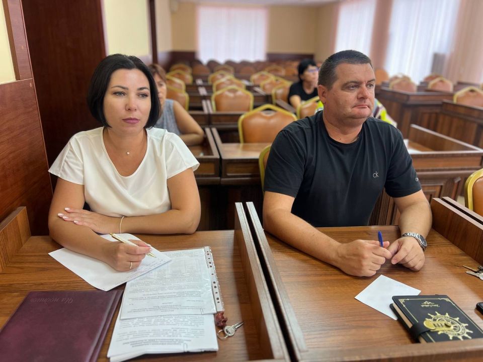 Игорь Ивин: Совместно с Джанкойским Межрайонным прокурором Юрием Марасовым и заместителем начальника Межрайонной ИФНС России № 2 по Республике Крым Светланой Поповой обсудил меры противодействия нелегальной занятости в городе Игорь Ивин: Совместно с Джанкойским Межрайонным прокурором Юрием Марасовым и заместителем начальника Межрайонной ИФНС России № 2 по Республике Крым Светланой Поповой обсудил меры противодействия нелегальной занятости в городе