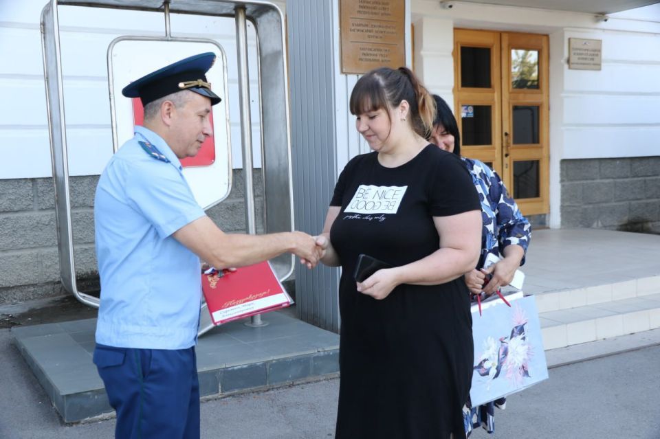 Семье льготников из числа детей-сирот, глава которой является действующим участником СВО, были вручены ключи от квартиры Семье льготников из числа детей-сирот, глава которой является действующим участником СВО, были вручены ключи от квартиры
