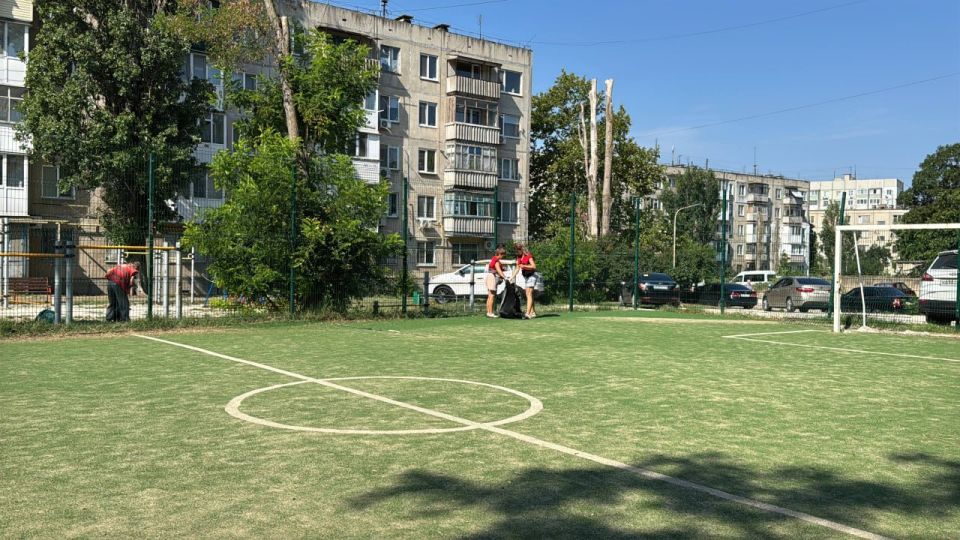 Коммунальные службы Керчи продолжают ежедневные работы по уборке парков, скверов, тротуаров и других пешеходных зон Коммунальные службы Керчи продолжают ежедневные работы по уборке парков, скверов, тротуаров и других пешеходных зон