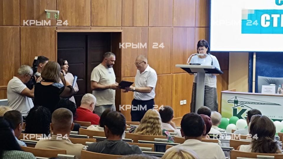 Константинов вручил награды крымским специалистам в преддверии Дня строителя Константинов вручил награды крымским специалистам в преддверии Дня строителя