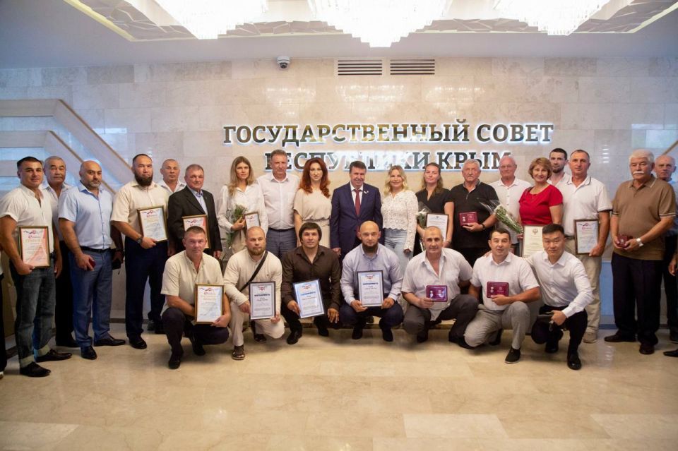 В преддверии Дня физкультурника Сергей Цеков вручил награды крымским спортсменам В преддверии Дня физкультурника Сергей Цеков вручил награды крымским спортсменам