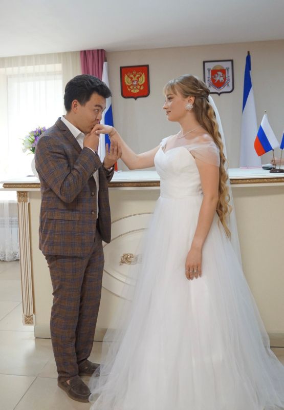 Дорогие друзья! Сегодня мы рады представить вам новую фотогалерею нашей постоянной рубрики «Лучшие молодожены» Дорогие друзья! Сегодня мы рады представить вам новую фотогалерею нашей постоянной рубрики «Лучшие молодожены»