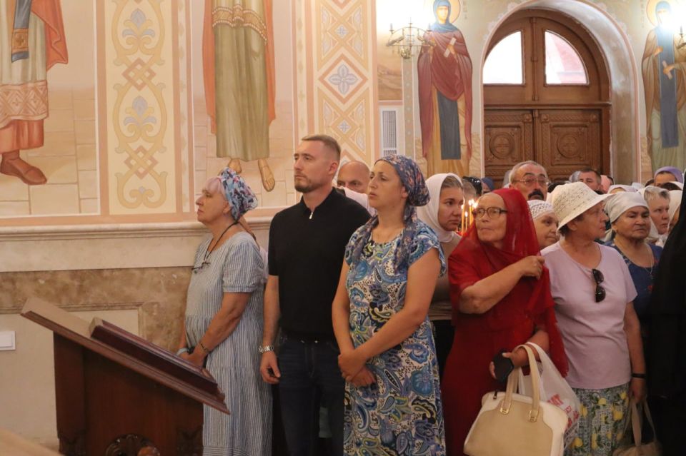 Заехал поздравить настоятельницу Свято-Троице-Параскевиевского Топловского женского монастыря — Игумению Параскеву — с престольным праздником в честь Святой Преподобномученицы Параскевы Римской Заехал поздравить настоятельницу Свято-Троице-Параскевиевского Топловского женского монастыря — Игумению Параскеву — с престольным праздником в честь Святой Преподобномученицы Параскевы Римской