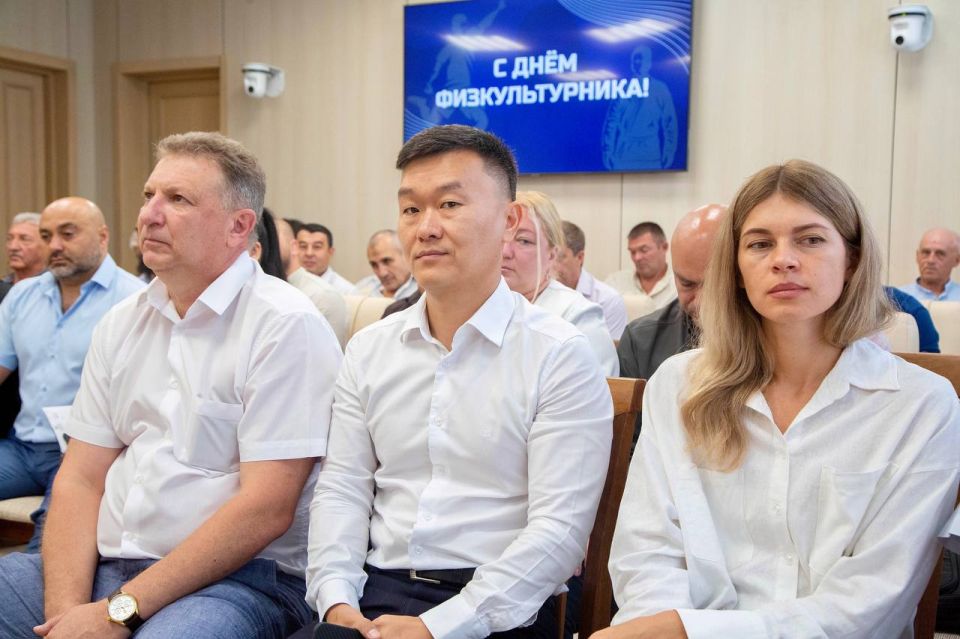 В преддверии Дня физкультурника Сергей Цеков вручил награды крымским спортсменам В преддверии Дня физкультурника Сергей Цеков вручил награды крымским спортсменам