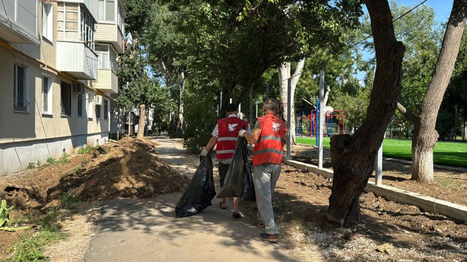 Коммунальные службы Керчи продолжают ежедневные работы по уборке парков, скверов, тротуаров и других пешеходных зон Коммунальные службы Керчи продолжают ежедневные работы по уборке парков, скверов, тротуаров и других пешеходных зон