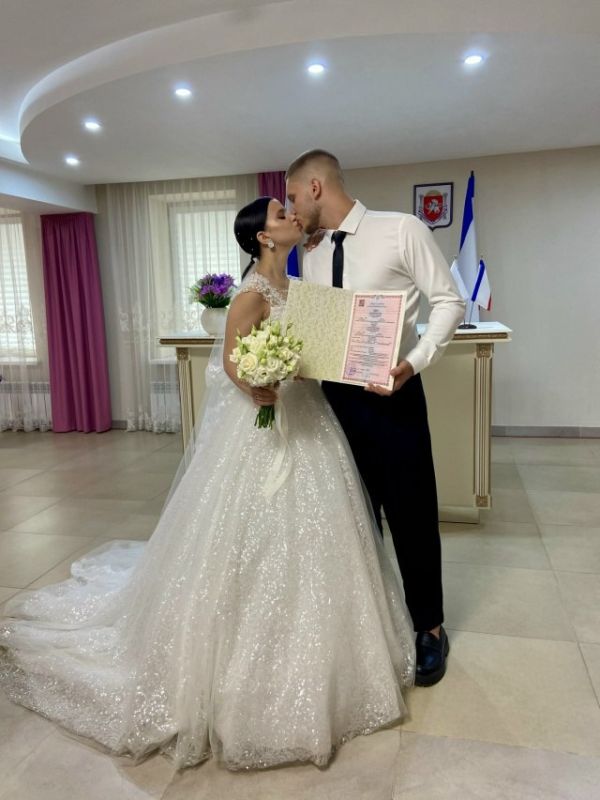 Дорогие друзья! Сегодня мы рады представить вам новую фотогалерею нашей постоянной рубрики «Лучшие молодожены» Дорогие друзья! Сегодня мы рады представить вам новую фотогалерею нашей постоянной рубрики «Лучшие молодожены»