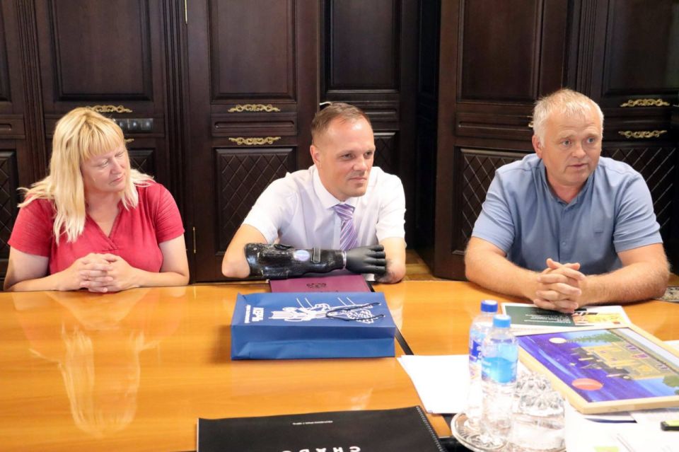Глава администрации Керчи Олег Каторгин совместно с заместителем Ириной Ивановой провели встречу с художником Евгением Коробских-Кудашовым, приехавшим в Керчь из Тольятти Глава администрации Керчи Олег Каторгин совместно с заместителем Ириной Ивановой провели встречу с художником Евгением Коробских-Кудашовым, приехавшим в Керчь из Тольятти
