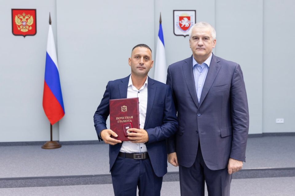 Аксёнов наградил крымских строителей в честь профессионального праздника Аксёнов наградил крымских строителей в честь профессионального праздника
