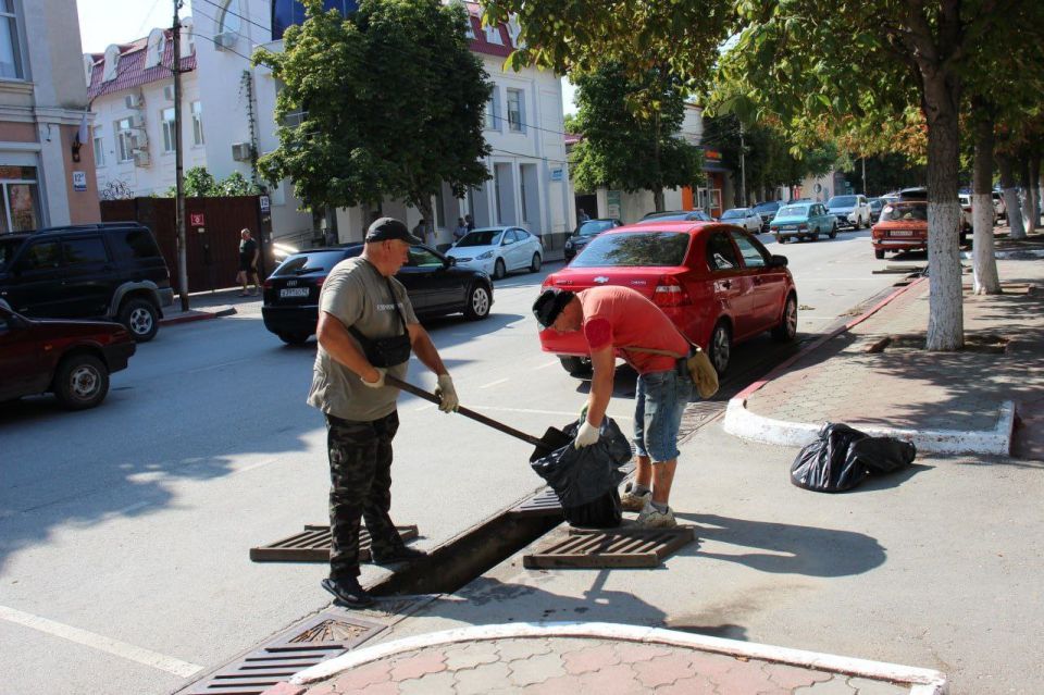 В Керчи продолжается плановая очистка ливневых канализаций В Керчи продолжается плановая очистка ливневых канализаций