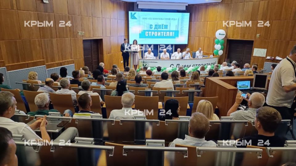 Константинов вручил награды крымским специалистам в преддверии Дня строителя Константинов вручил награды крымским специалистам в преддверии Дня строителя