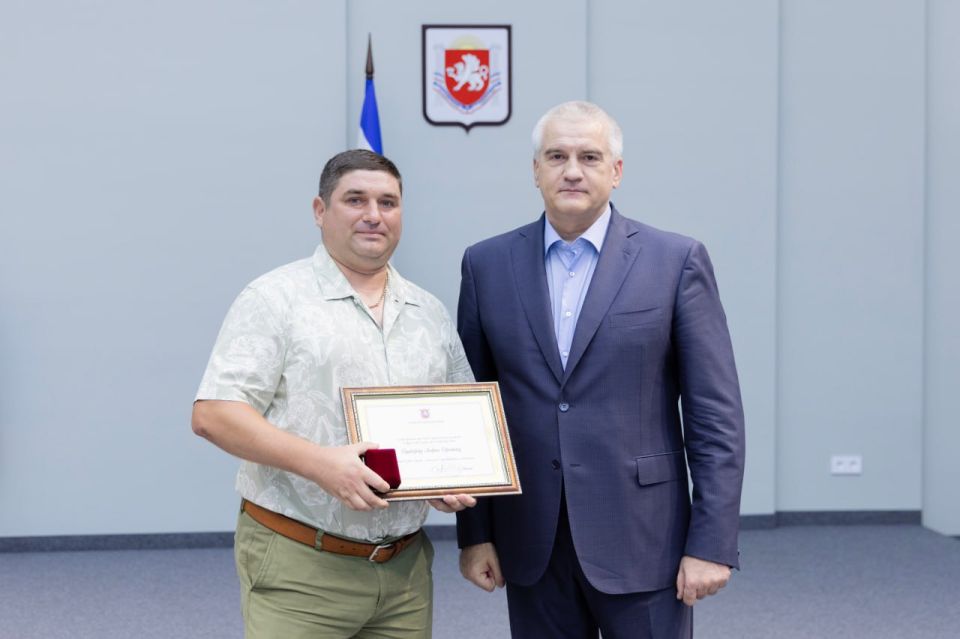 Аксёнов наградил крымских строителей в честь профессионального праздника Аксёнов наградил крымских строителей в честь профессионального праздника