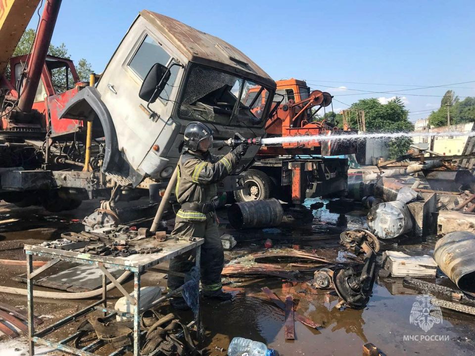 В Севастополе загорелись мастерская и машины: пострадали два человека В Севастополе загорелись мастерская и машины: пострадали два человека