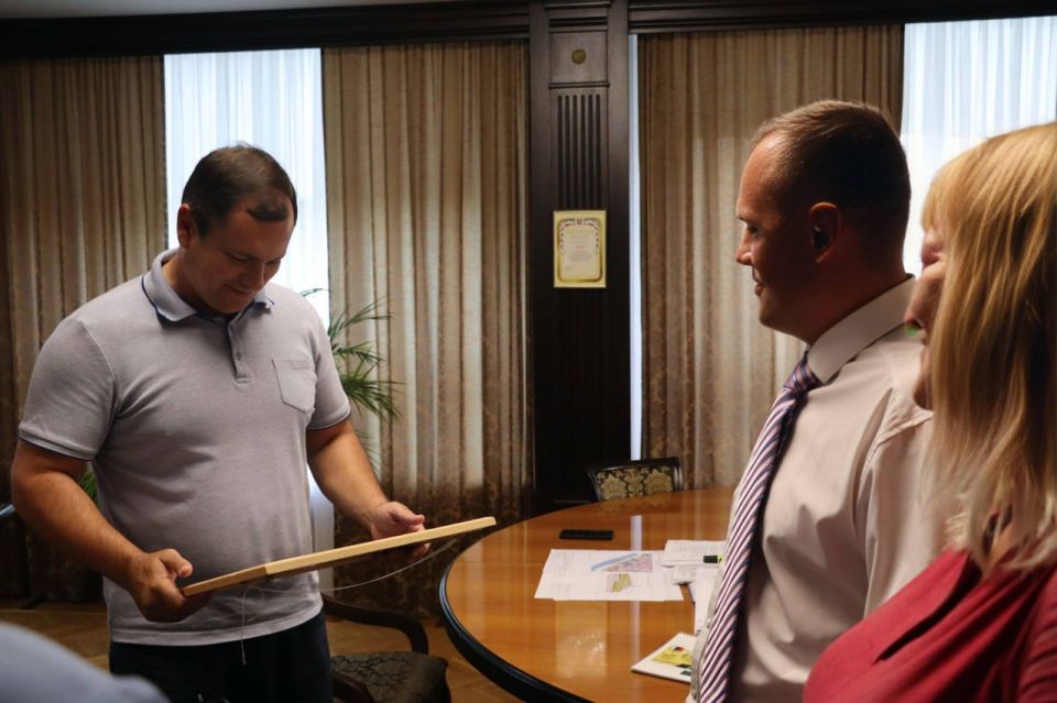 Глава администрации Керчи Олег Каторгин совместно с заместителем Ириной Ивановой провели встречу с художником Евгением Коробских-Кудашовым, приехавшим в Керчь из Тольятти Глава администрации Керчи Олег Каторгин совместно с заместителем Ириной Ивановой провели встречу с художником Евгением Коробских-Кудашовым, приехавшим в Керчь из Тольятти