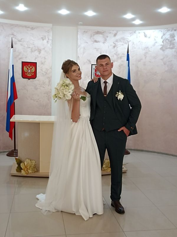 Дорогие друзья! Сегодня мы рады представить вам новую фотогалерею нашей постоянной рубрики «Лучшие молодожены» Дорогие друзья! Сегодня мы рады представить вам новую фотогалерею нашей постоянной рубрики «Лучшие молодожены»