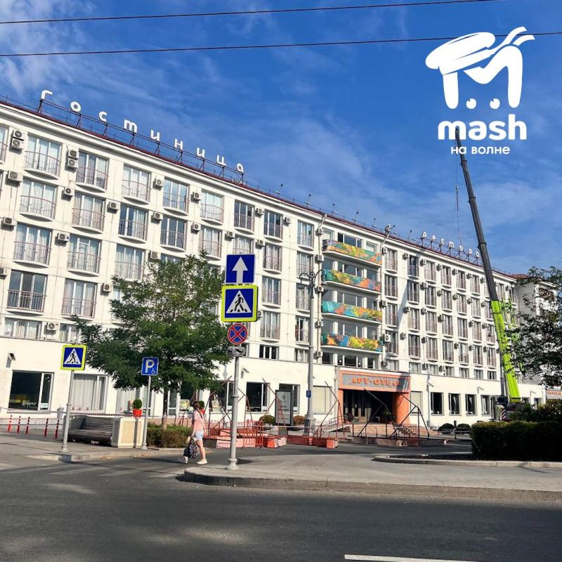 Mash сообщает, что в Севастополе проходит ребрендинг гостиницы "Украина", расположенной в центре города на площади Ушакова Mash сообщает, что в Севастополе проходит ребрендинг гостиницы "Украина", расположенной в центре города на площади Ушакова