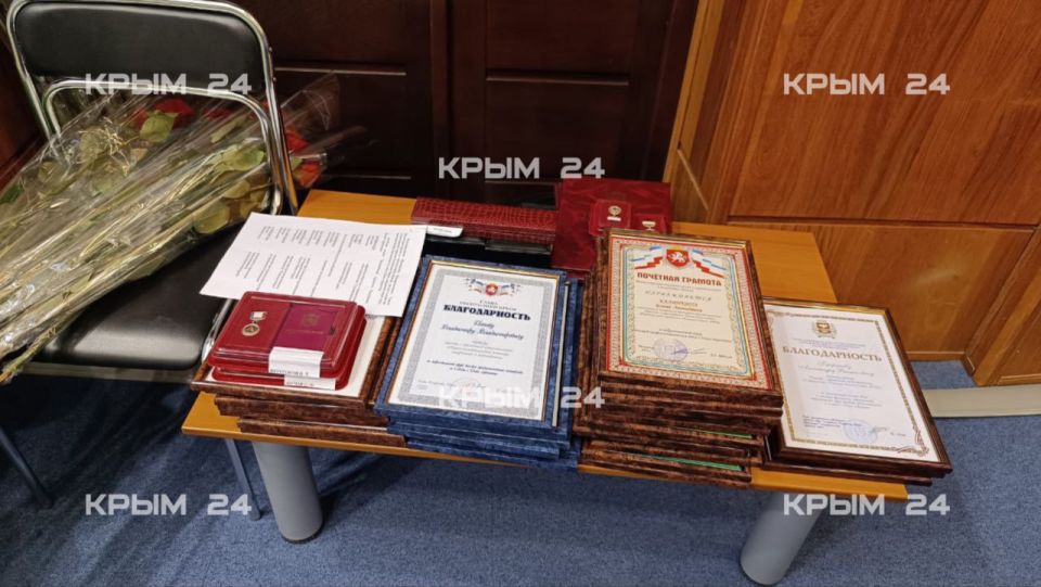 Константинов вручил награды крымским специалистам в преддверии Дня строителя Константинов вручил награды крымским специалистам в преддверии Дня строителя