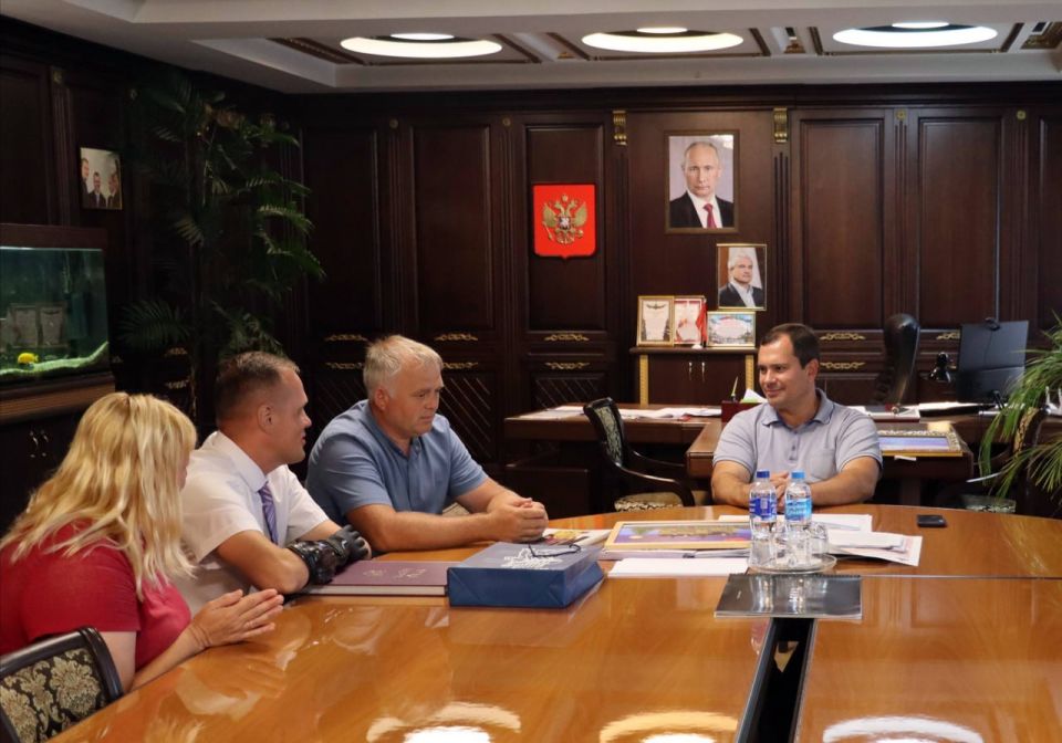 Глава администрации Керчи Олег Каторгин совместно с заместителем Ириной Ивановой провели встречу с художником Евгением Коробских-Кудашовым, приехавшим в Керчь из Тольятти Глава администрации Керчи Олег Каторгин совместно с заместителем Ириной Ивановой провели встречу с художником Евгением Коробских-Кудашовым, приехавшим в Керчь из Тольятти
