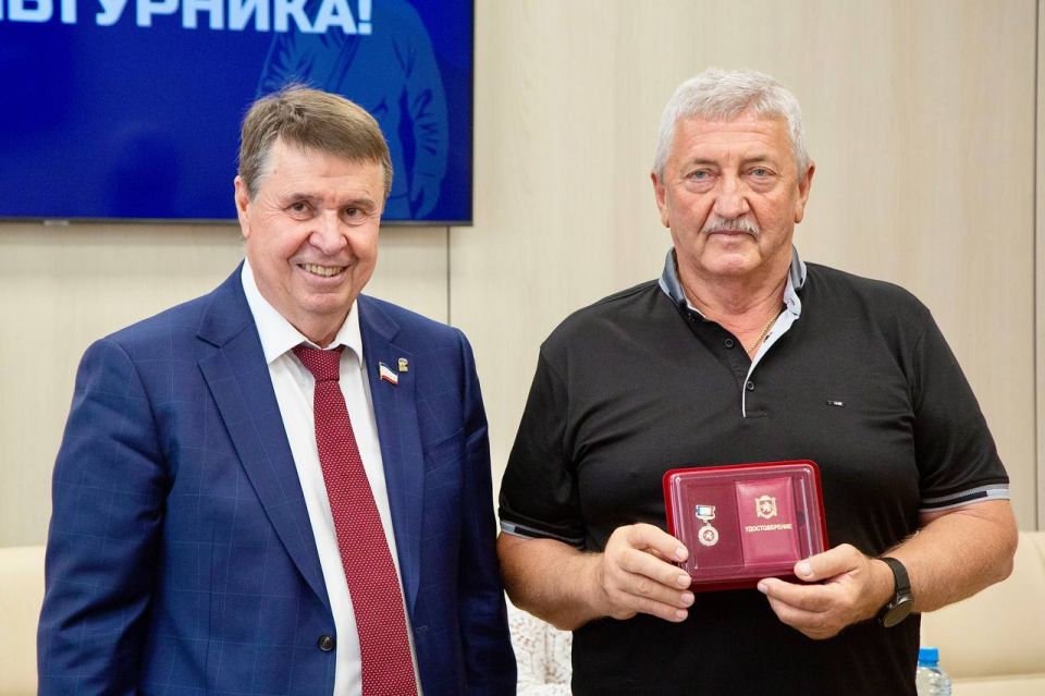 В преддверии Дня физкультурника Сергей Цеков вручил награды крымским спортсменам В преддверии Дня физкультурника Сергей Цеков вручил награды крымским спортсменам
