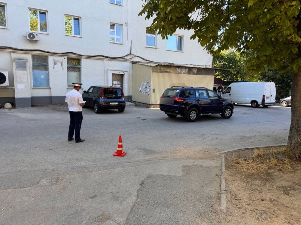 Пенсионерка на внедорожнике сбила девушку-пешехода в Севастополе Пенсионерка на внедорожнике сбила девушку-пешехода в Севастополе