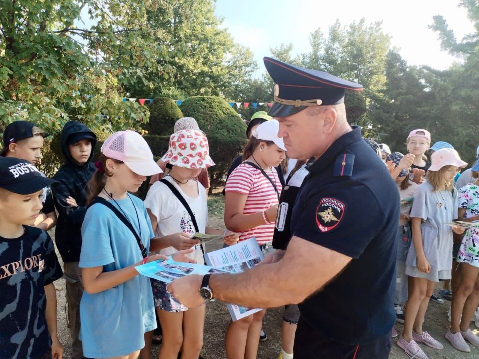 Сотрудники транспортной полиции Крыма присоединились к Всероссийской акции «Зарядка со стражем порядка» Сотрудники транспортной полиции Крыма присоединились к Всероссийской акции «Зарядка со стражем порядка»
