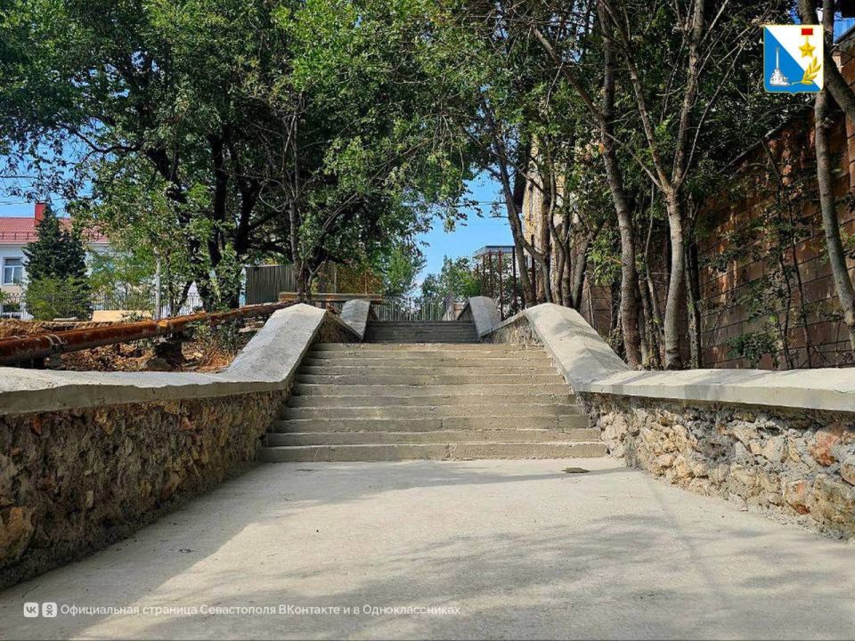 Ремонт лестницы к школе № 40 закончат к 1 сентября