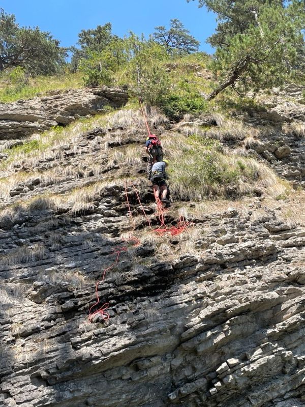 Подростка эвакуировали с 45-метровой высоты в Ялте