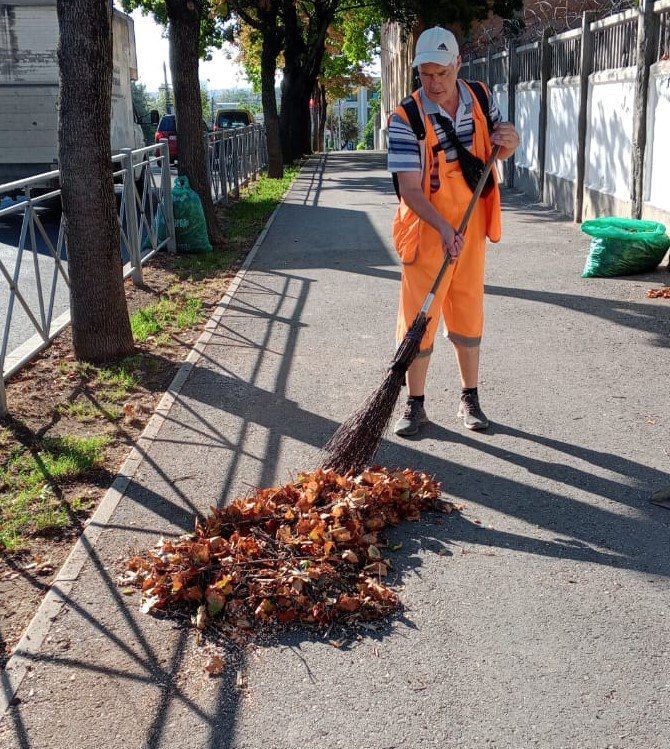 Делаем город комфортнее. Ежедневно, в будни и выходные дни, сотрудники МБУ «Город» обеспечивают чистоту в Симферополе Делаем город комфортнее. Ежедневно, в будни и выходные дни, сотрудники МБУ «Город» обеспечивают чистоту в Симферополе