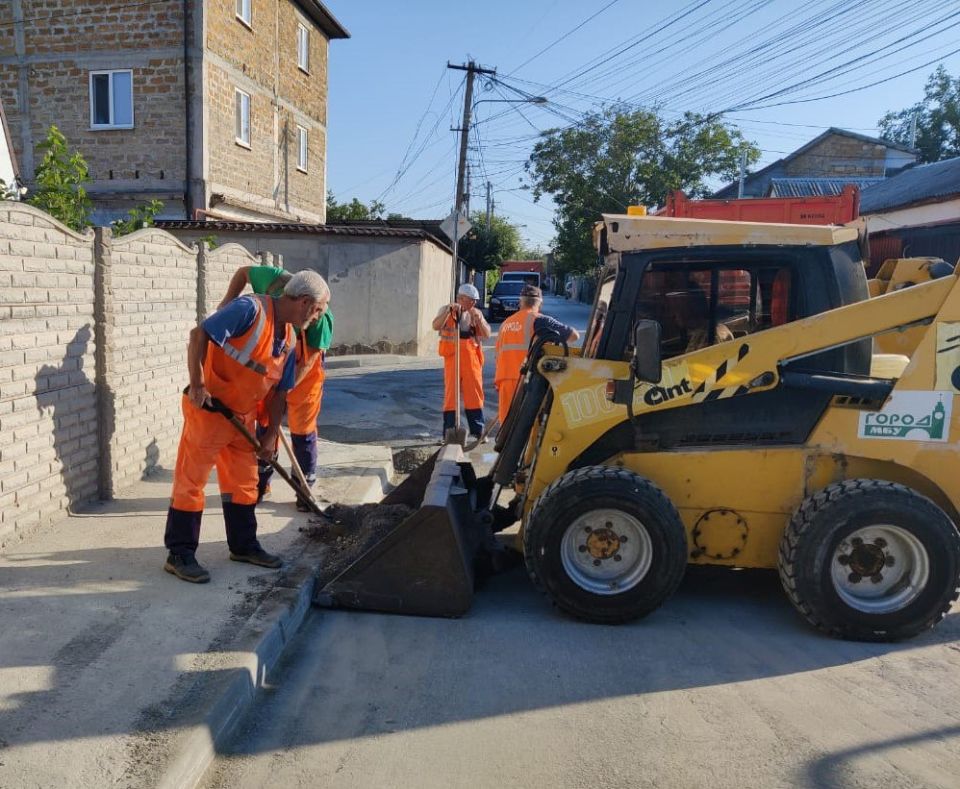 Делаем город комфортнее. Ежедневно, в будни и выходные дни, сотрудники МБУ «Город» обеспечивают чистоту в Симферополе Делаем город комфортнее. Ежедневно, в будни и выходные дни, сотрудники МБУ «Город» обеспечивают чистоту в Симферополе