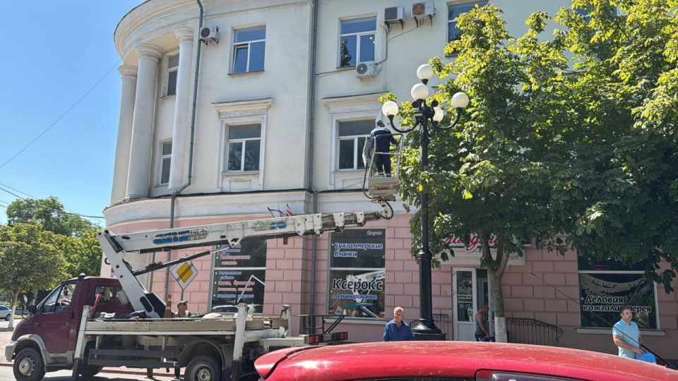 На улице Карла Маркса ведется покраска опор уличного освещения На улице Карла Маркса ведется покраска опор уличного освещения