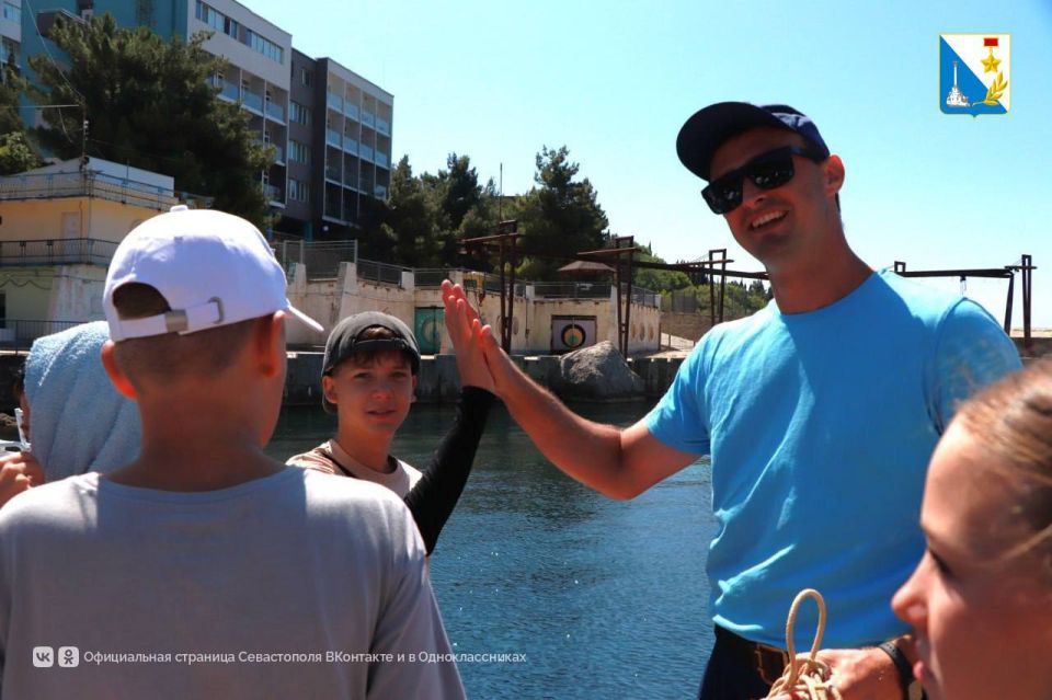 Спасслужба Севастополя научила детей в «Ласпи» основам первой помощи и безопасности на воде Спасслужба Севастополя научила детей в «Ласпи» основам первой помощи и безопасности на воде