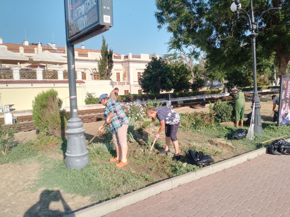 В Феодосии приступили к помывке бортового камня и прилотковой части дорог В Феодосии приступили к помывке бортового камня и прилотковой части дорог