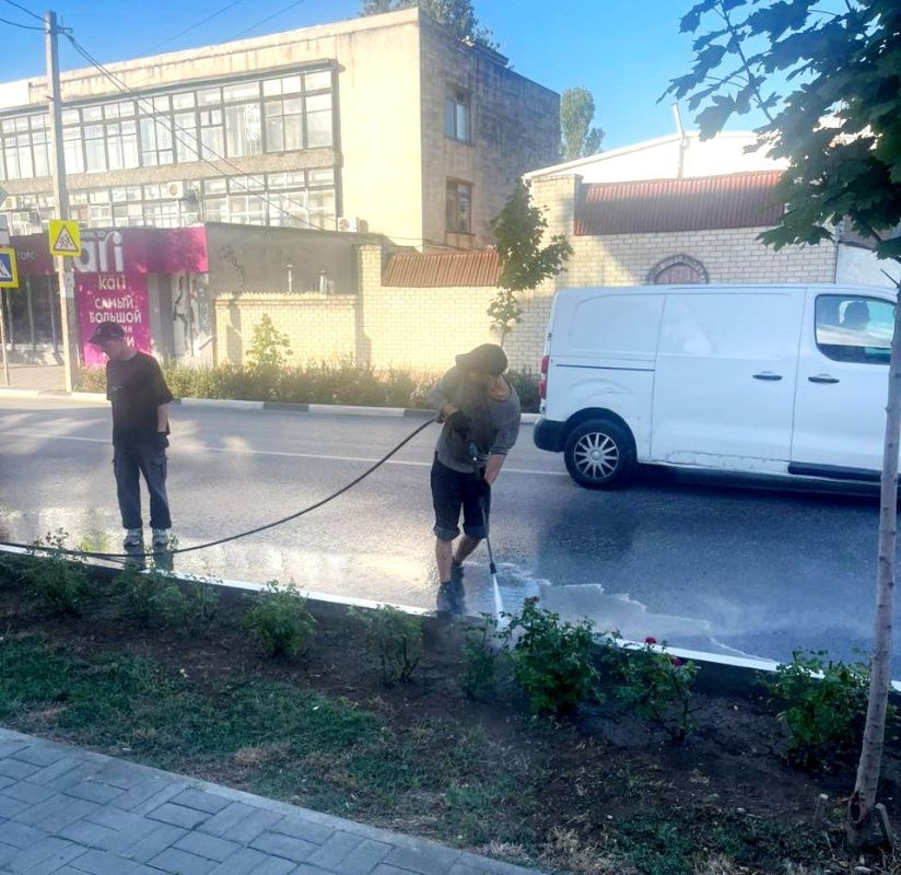 В Феодосии приступили к помывке бортового камня и прилотковой части дорог В Феодосии приступили к помывке бортового камня и прилотковой части дорог