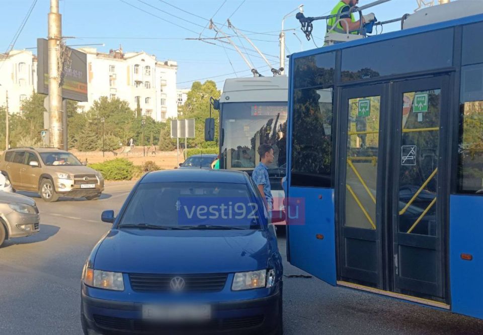 Двойное ДТП. Кольцо на пересечении улиц Адмирала Фадеева, Героев Сталинграда и Проспекта Октябрьской революции Двойное ДТП. Кольцо на пересечении улиц Адмирала Фадеева, Героев Сталинграда и Проспекта Октябрьской революции