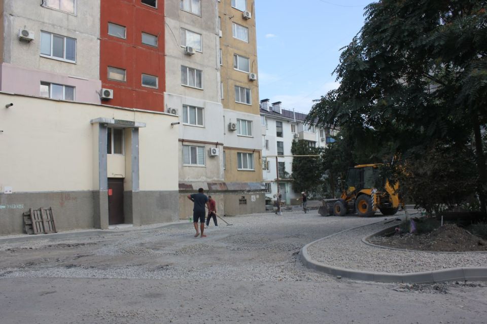 Владимир Ким: В Феодосии продолжаются работы по ремонту междворовых и межквартальных проездов Владимир Ким: В Феодосии продолжаются работы по ремонту междворовых и межквартальных проездов