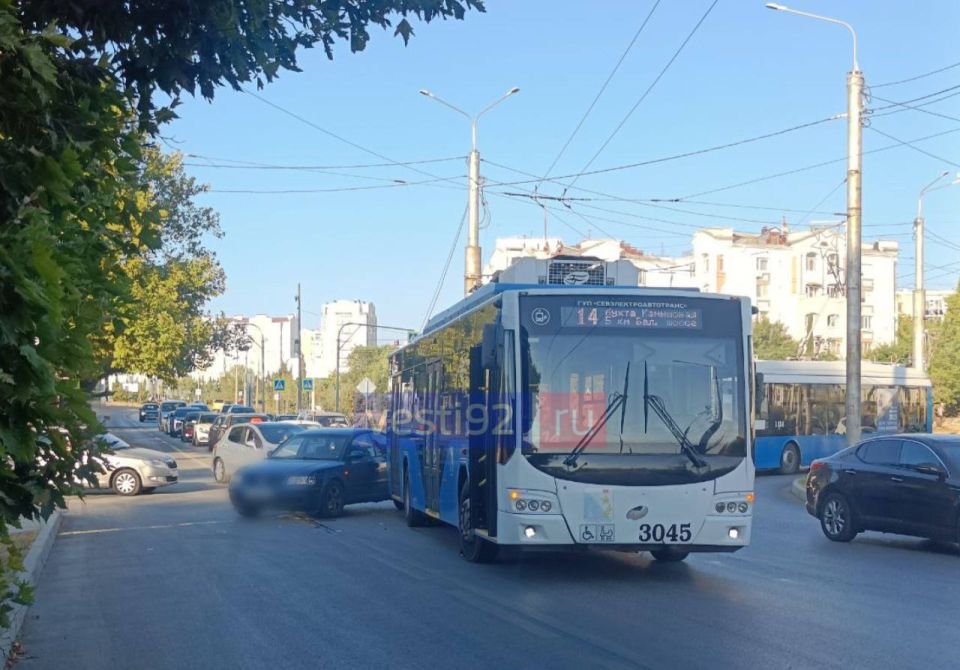 Двойное ДТП. Кольцо на пересечении улиц Адмирала Фадеева, Героев Сталинграда и Проспекта Октябрьской революции Двойное ДТП. Кольцо на пересечении улиц Адмирала Фадеева, Героев Сталинграда и Проспекта Октябрьской революции
