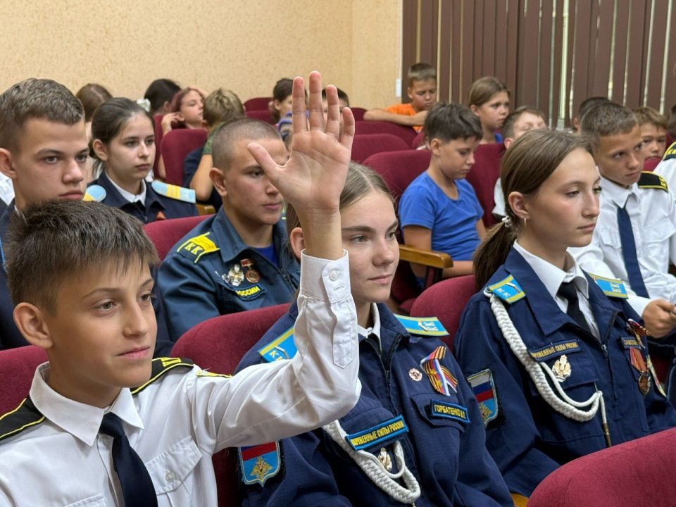В Крыму прошла традиционная встреча юных кадетов и казаков с Героем России В Крыму прошла традиционная встреча юных кадетов и казаков с Героем России