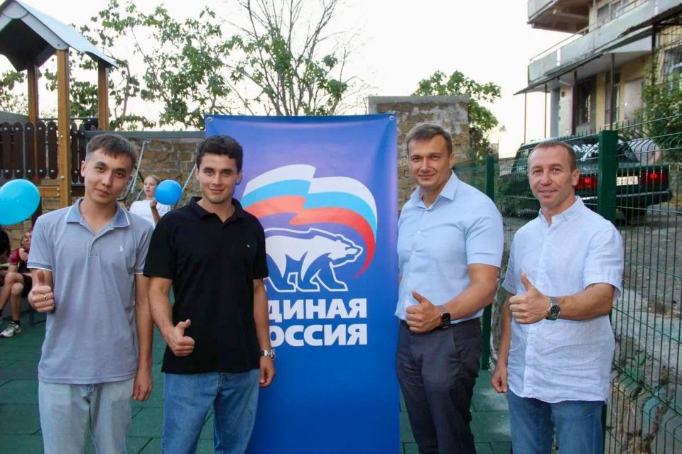 Константин Шимановский: Всё лучшее детям! В районе Найденова, 10 на избирательном округе №3 ярко и вселю прошло открытие детской площадки Константин Шимановский: Всё лучшее детям! В районе Найденова, 10 на избирательном округе №3 ярко и вселю прошло открытие детской площадки