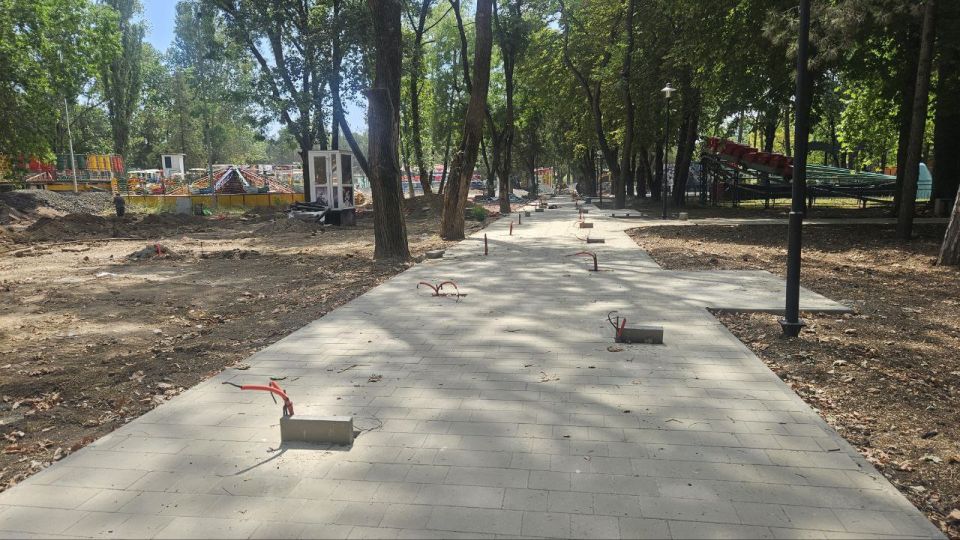 В Симферополе продолжается благоустройство Детского парка В Симферополе продолжается благоустройство Детского парка