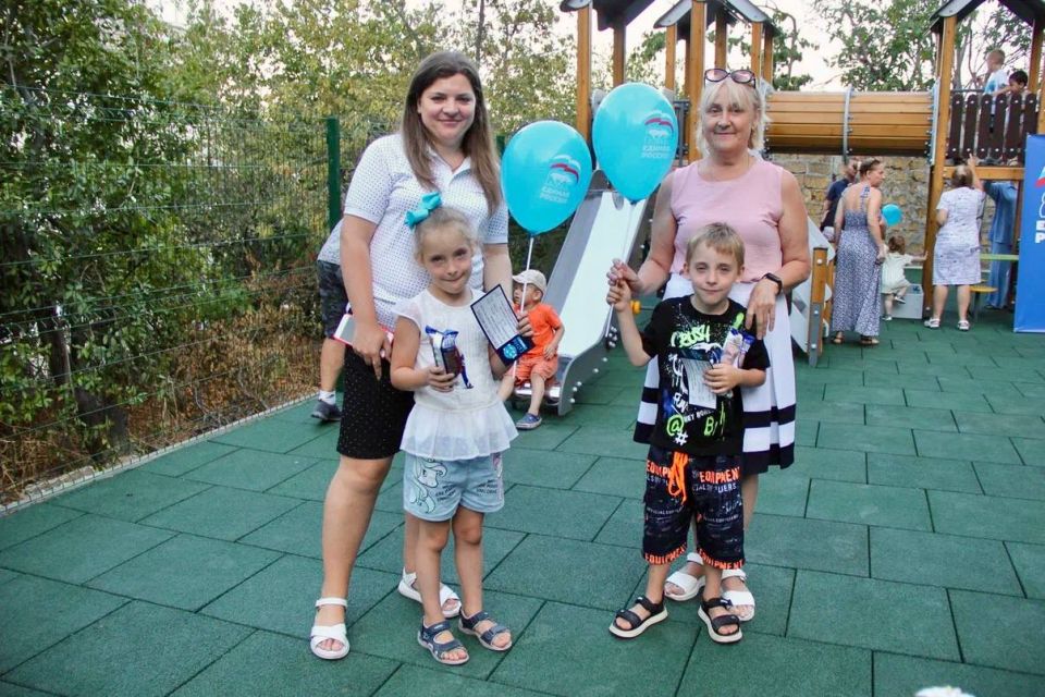 Константин Шимановский: Всё лучшее детям! В районе Найденова, 10 на избирательном округе №3 ярко и вселю прошло открытие детской площадки Константин Шимановский: Всё лучшее детям! В районе Найденова, 10 на избирательном округе №3 ярко и вселю прошло открытие детской площадки