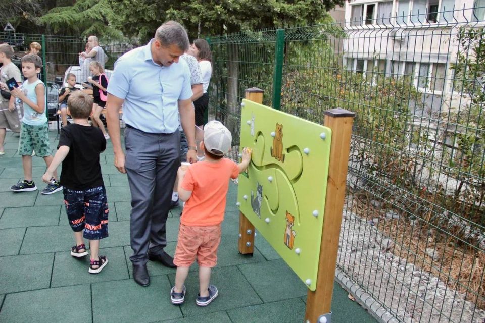Константин Шимановский: Всё лучшее детям! В районе Найденова, 10 на избирательном округе №3 ярко и вселю прошло открытие детской площадки Константин Шимановский: Всё лучшее детям! В районе Найденова, 10 на избирательном округе №3 ярко и вселю прошло открытие детской площадки