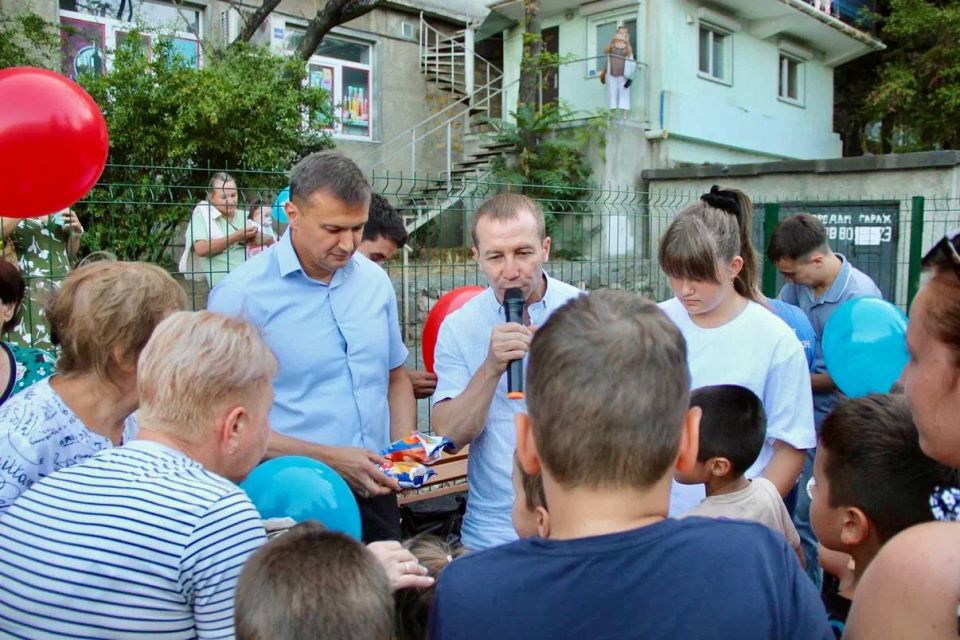 Константин Шимановский: Всё лучшее детям! В районе Найденова, 10 на избирательном округе №3 ярко и вселю прошло открытие детской площадки Константин Шимановский: Всё лучшее детям! В районе Найденова, 10 на избирательном округе №3 ярко и вселю прошло открытие детской площадки