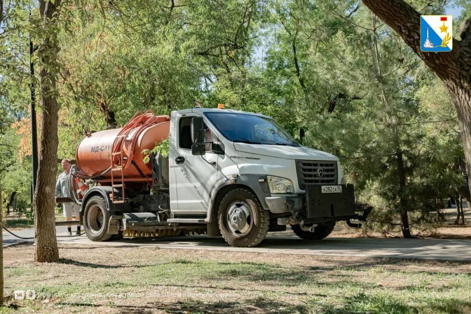 Ухаживаем за сквером 60-летия СССР Ухаживаем за сквером 60-летия СССР