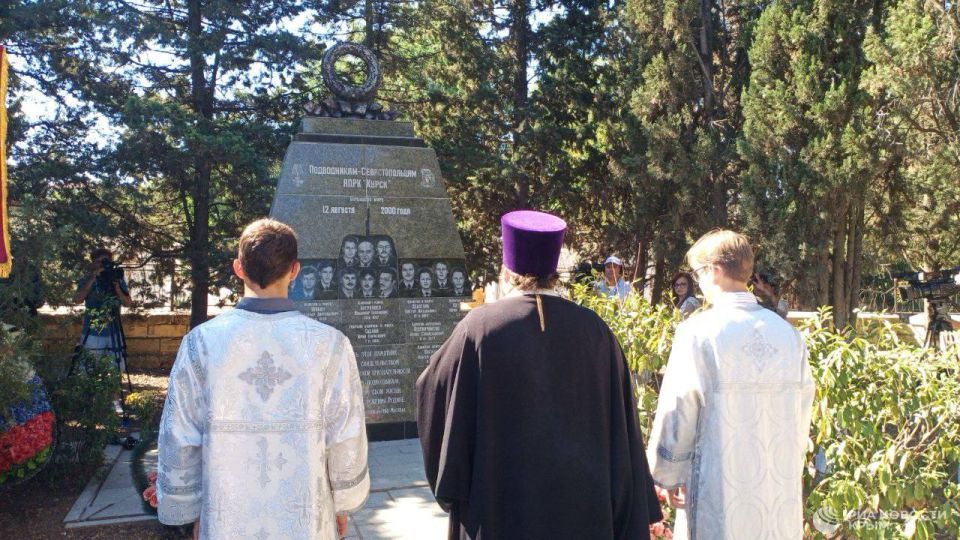 25 лет со дня трагедии: в Севастополе почтили память экипажа затонувшей подлодки "Курск" 25 лет со дня трагедии: в Севастополе почтили память экипажа затонувшей подлодки "Курск"