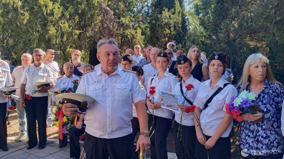 25 лет со дня трагедии: в Севастополе почтили память экипажа затонувшей подлодки "Курск" 25 лет со дня трагедии: в Севастополе почтили память экипажа затонувшей подлодки "Курск"