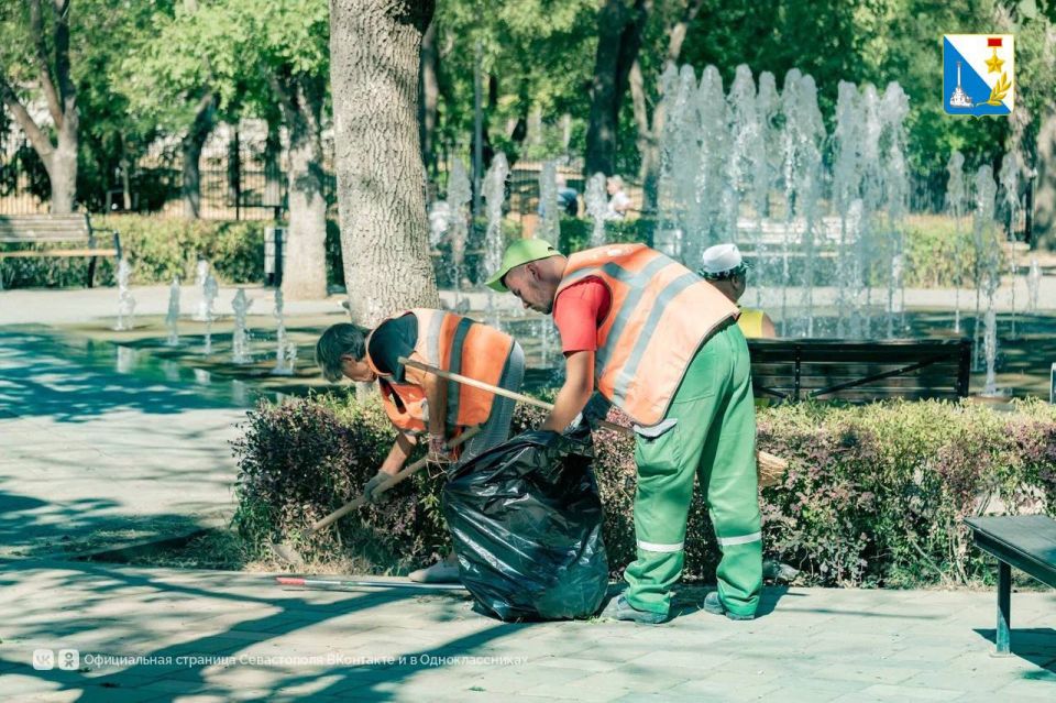 Ухаживаем за сквером 60-летия СССР Ухаживаем за сквером 60-летия СССР