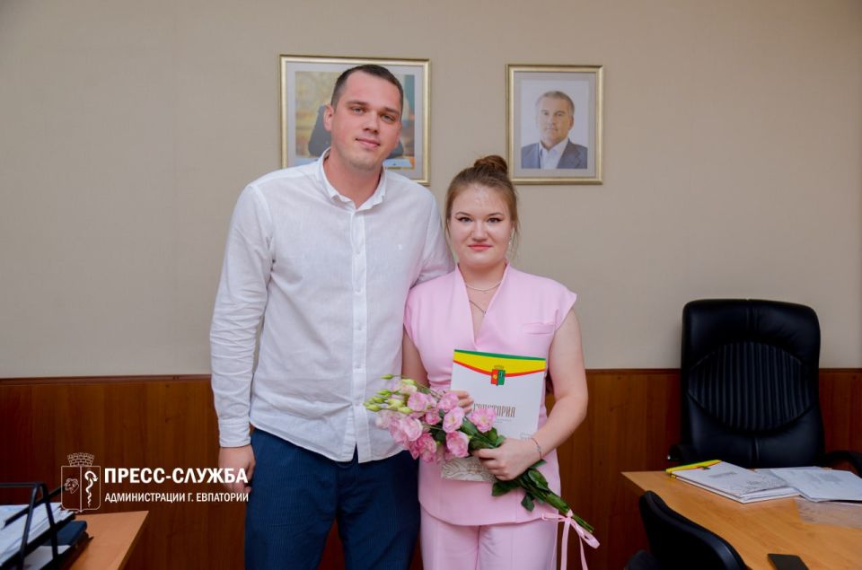В Евпатории впервые вручили жилищные сертификаты детям-сиротам В Евпатории впервые вручили жилищные сертификаты детям-сиротам