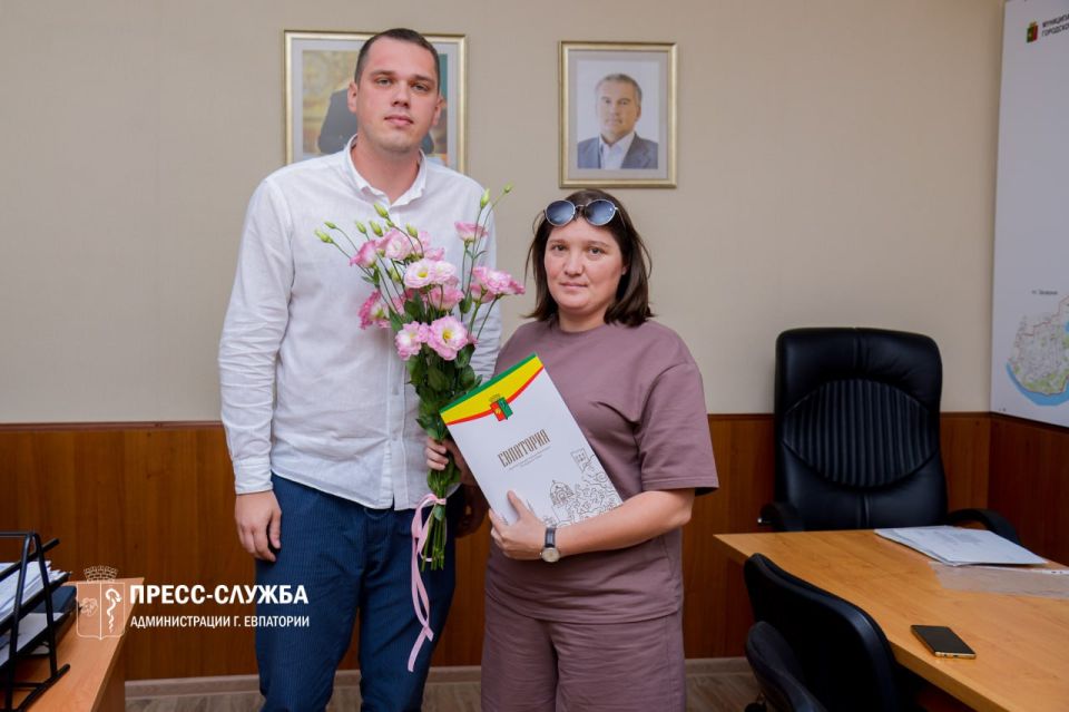 В Евпатории впервые вручили жилищные сертификаты детям-сиротам В Евпатории впервые вручили жилищные сертификаты детям-сиротам