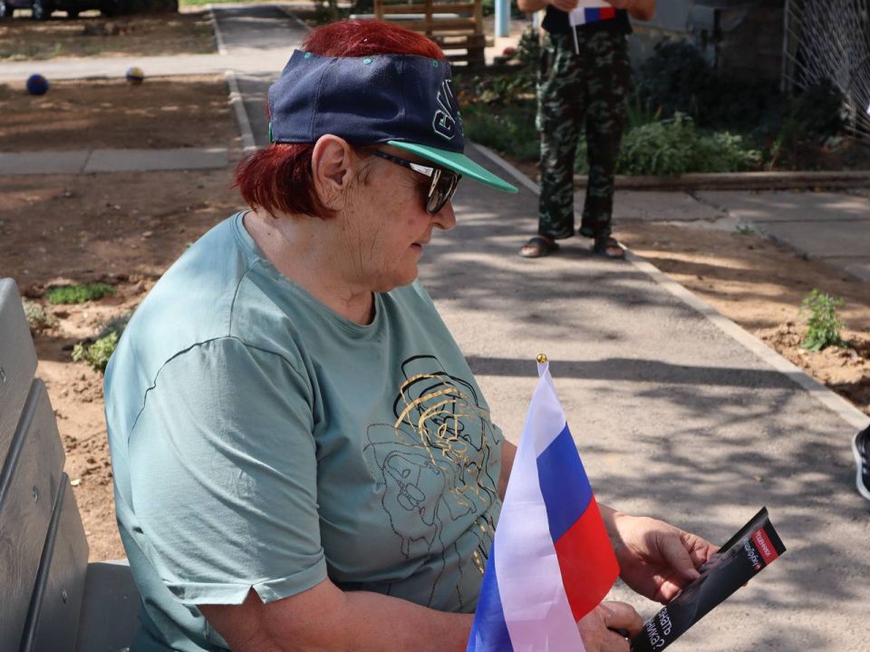 В Джанкое полицейские и активисты Молодежного совета провели акцию против дистанционного мошенничества В Джанкое полицейские и активисты Молодежного совета провели акцию против дистанционного мошенничества