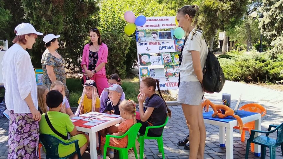 Юные евпаторийцы отметили день рождения Сетона-Томпсона на «читающей скамейке» Юные евпаторийцы отметили день рождения Сетона-Томпсона на «читающей скамейке»